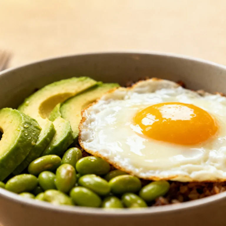 Bowl protéiné œufs, avocat et edamame (petit-déj salé équilibré)